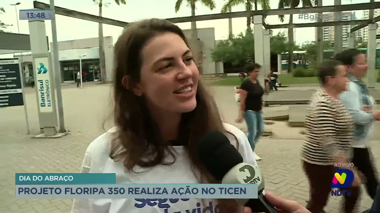 Projeto 'Floripa 350' realiza ação do dia do abraço em Florianópolis