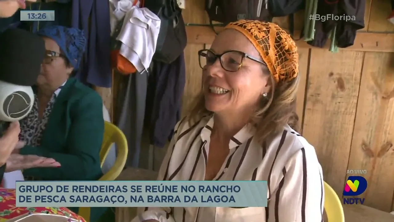 Grupo de rendeiras se reúne no rancho de pesca saragaço, na Barra da Lagoa em Florianópolis