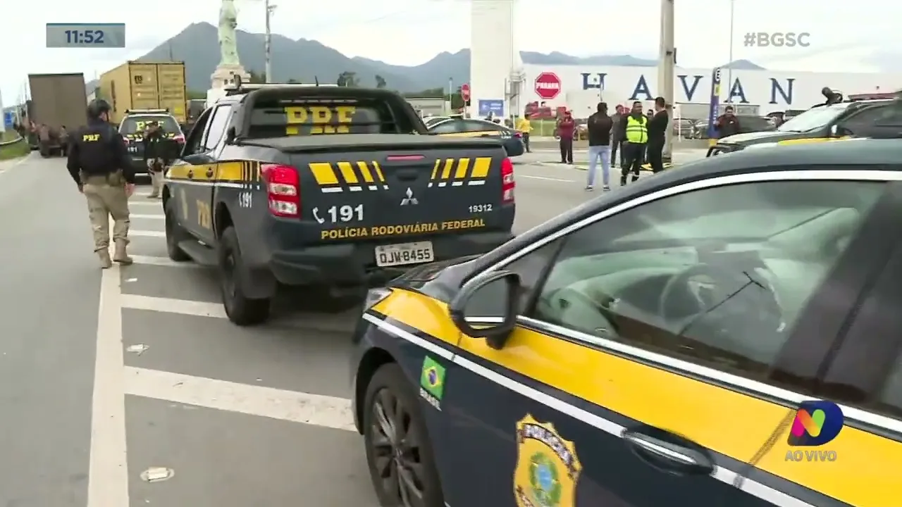Manifestantes permanecem no bloqueio na BR-101, em Palhoça
