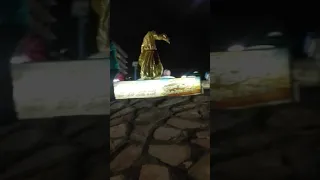 شاب يرقص على احد الشواطئ في مرسي مطروح 