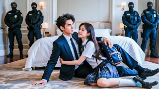 رئيس تنفيذي بيعرف أنها مديونة وامها مريضة فبيقرر يشغلها عنده بعد المدرسة وبيقع في حبها 