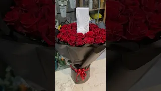 تنسيق باقه ورد مع تغليف هديه في نص الباقه ورد احمر طبيعي الورد الجوري مع تغليف الهديه بقماش دندنها