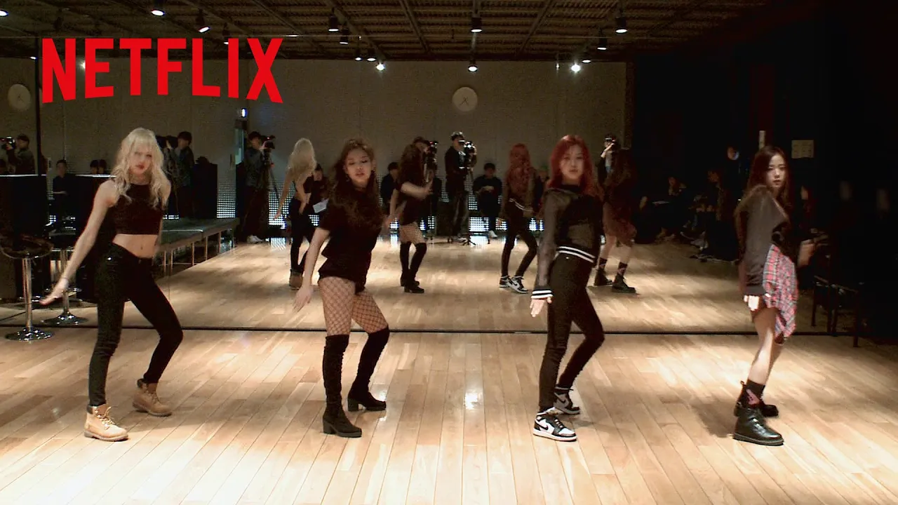 Netflix Japanは、BLACKPINKが練習生時代を振り返る公式映像を公開しています。動画のタイトルは「1日14時間、13日連続レッスンの練習生時代を語る」です。これは当事者が経験した時期の記録であり、2026年の全事務