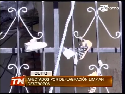 Afectados por deflagración limpian destrozos