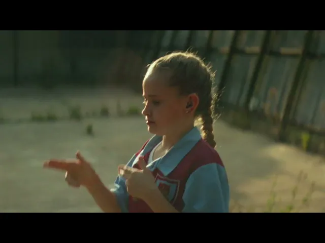 Scrapper di Charlotte Regan | Clip 'Dad Dancing'