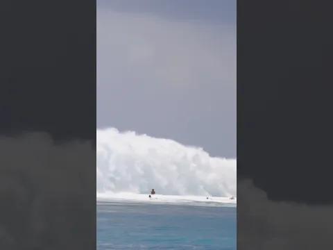 Huge wave catches crowd of people by surprise!