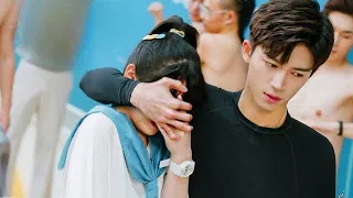 بسبب انفصالها عن حبيبها تحزن وتشرب الكحول وبالخطأ تدخل لتواليت الرجال ويحدث الغير متوقع 