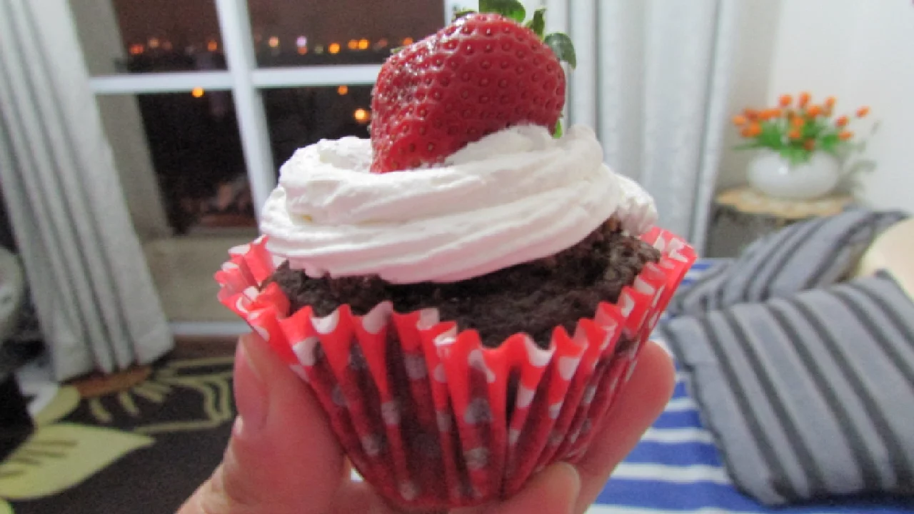 CUPCAKE DE CHOCOLATE COM MORANGO (DE LIQUIDIFICADOR)
