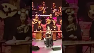 اغنية ها خوية للفنانة رحمه رياض بصوت هزار بسام من فرقة سومريات بقيادة المايسترو علاء مجيد على المسرح دندنها