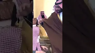لحظة زيارة ولي العهد السعودي الأمير محمد بن سلمان سماحة مفتي عام المملكة الشيخ عبدالعزيز آل الشيخ 