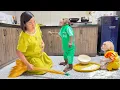 Download Lagu Unbelievable ending! CUTIS recklessly protects Baby monkey from Mom's wrath 😯