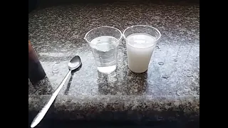 الطالبة يارا منصور وتنفيذ تجربة الكشف عن النشا 