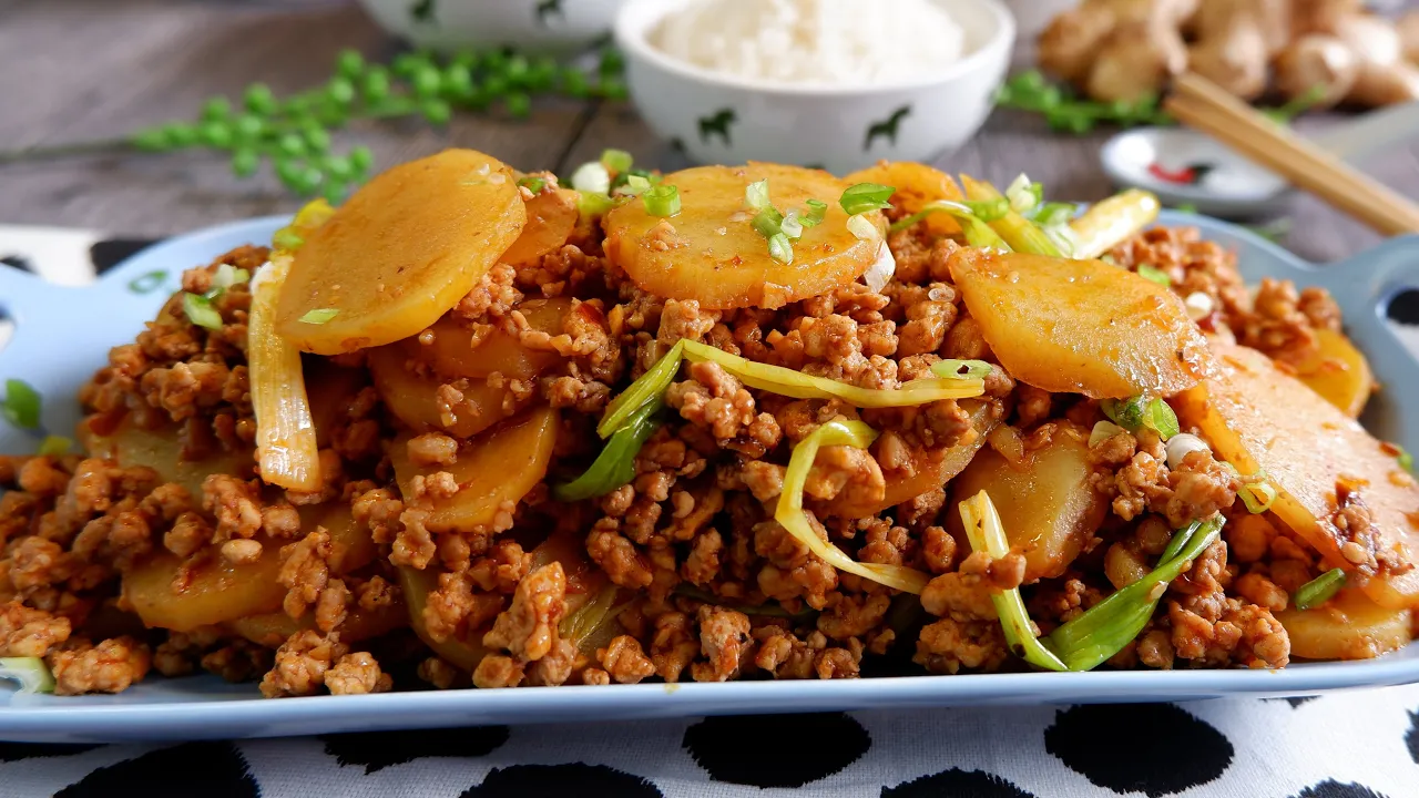 Super Easy Spicy Potatoes w/ Minced Meat  Chinese Pork Stir Fry Recipe   Stir Fried Potatoes