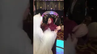 ام العروسه تنهار من البكاء الشديد في احضان ابنتها علي اغنيه امورتي الحلوه دندنها