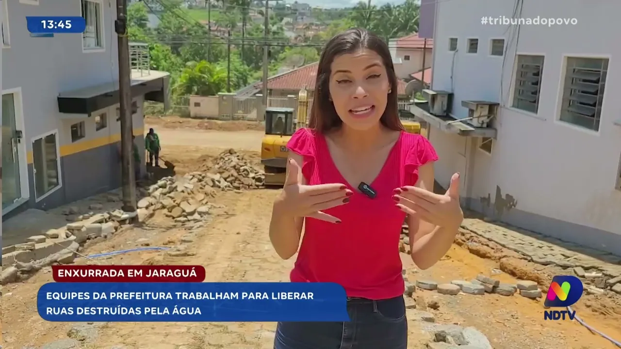 Enxurrada em Jaraguá: equipes da prefeitura trabalham para liberar ruas destruídas pela água