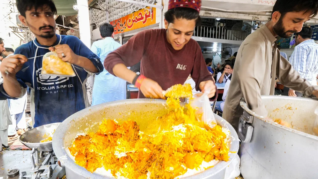 Street Food in Karachi - GOLDEN Chicken Biryani + HALEEM - Pakistani Street Food Tour of Karachi!