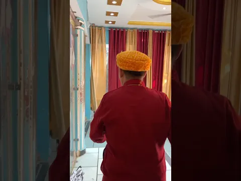 श्री श्याम मंदिर मनौना धाम के पूज्य महंत जी महाराज श्याम भक्त की झोली भरते हुए