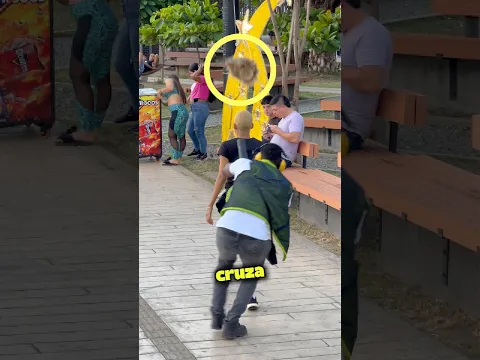 Este Chico Tiene Un Serio Problema Con El Cabello De Los Demás… 💨😂