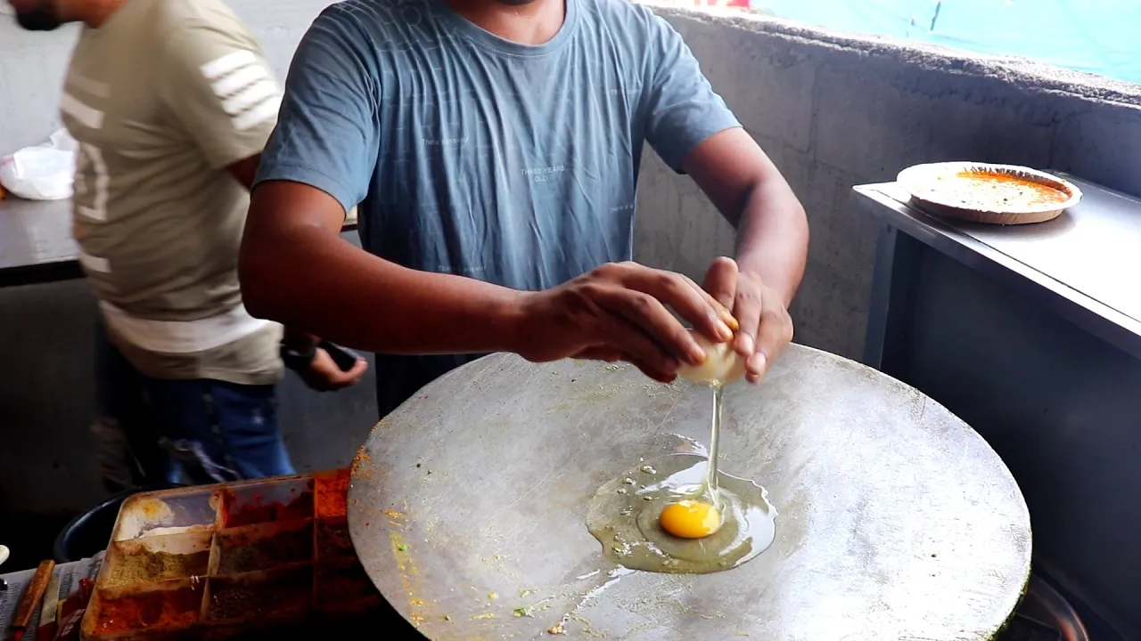 Fastest Guy In Surat Making Four Layer Egg Dish   Tadka Lahori At Sheetal Omlet   Indian Street Food
