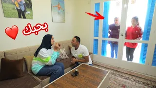 بنت صغيرة تأكل اندومى حار من ورا امها   شوف حصل اية    دندنها