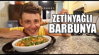 Zeytinyağlı Barbunya Tarifi için gerekli malzemeler: 1 kilo taze barbunya, ayıklanmamış 2 adet büyük. 