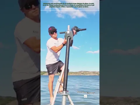 Pose d'une vis de fondation en eau peu profonde comme ancre pour amarrer un bateau au ponton