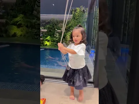 Gemasnya Azura ajak main Kakek Anang