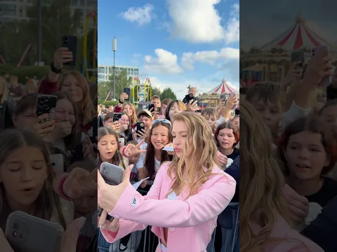 POLI фотографируется с подписчиками 🎫 на тур: POLI.best