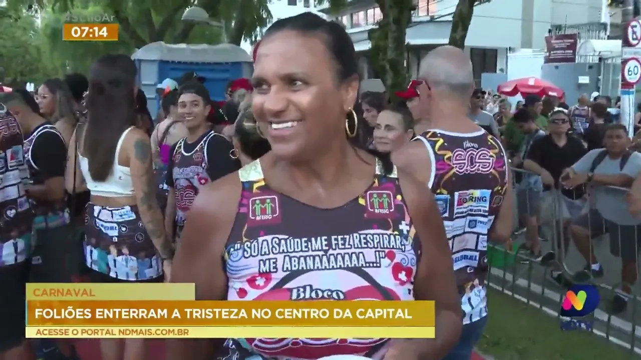 Tradicional Bloco 'Enterro da Tristeza' movimentou o centro de Florianópolis