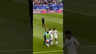 لحظة طرد  أيمن حسين من قبل  الحكم الإيراني في مباراة  العراق و الأردن    فغاني  كرة القدم  الدوحة دندنها