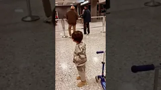 قصي خولي يستقبل ابنه وزوجته في المطار بدموع 