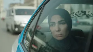 أرمله بتحاول تاخد حق أولادها من أهل جوزها ولكن القانون بيعتبرها مجرمه فبتهرب مسلسل تحت الوصاية 