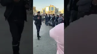 الشرطة الأردنية تعتقل المواطن لسبب تصورهم وهم يعتقلو شخص اخر دندنها