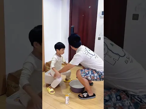 趁老婆不在家让儿子洗个脚，结果没想到老婆竟然半路回来了 #爸爸带娃#家有萌宝 #funny