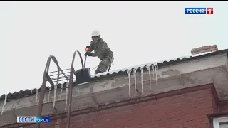В Омске к борьбе с сосульками подключилась спецтехника — почему работы проводятся не на всех домах?