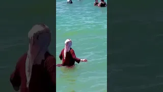 بنت تيبازة في البحر 