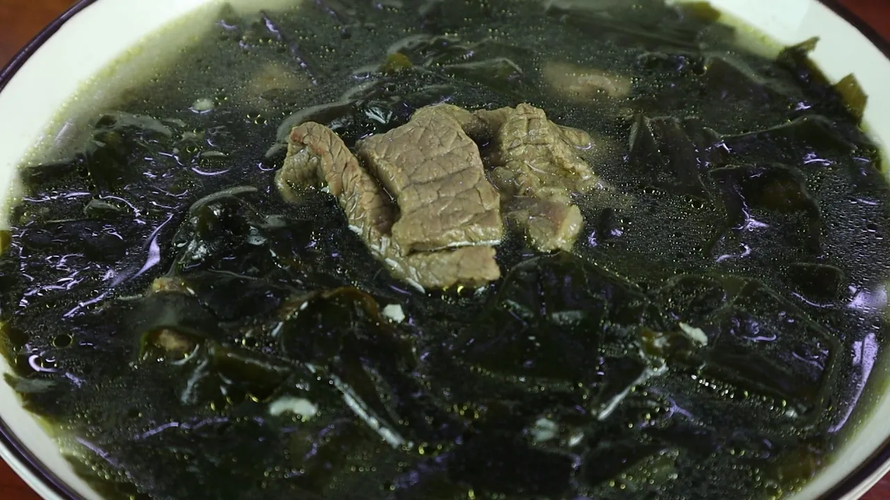 절대 소고기 볶지 마세요. 물을 2번 넣으세요. 깊고 진한 소고기미역국 맛있게 드세요~! Thumbnail