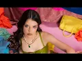 Download Lagu Cleopatra Stratan - Eu cu ce mă îmbrac? (Official Video)