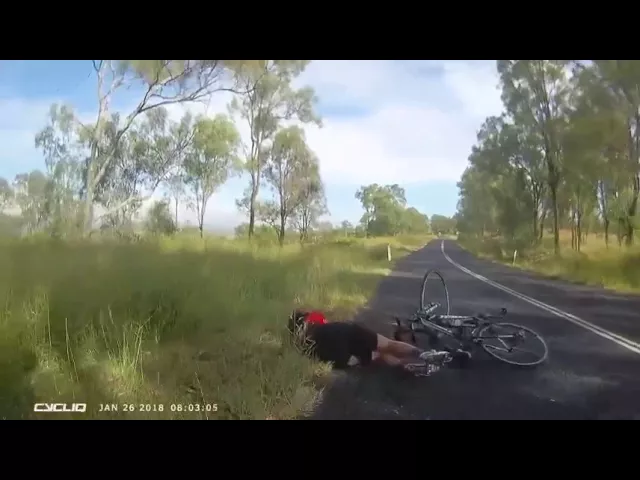 Clip: Kangaroo xuất hiện đột ngột, đá văng người phụ nữ đang đạp xe