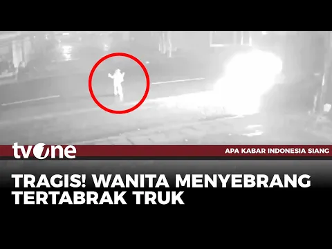 NGERI! Begini Detik-detik Wanita Tertabrak Truk saat Menyeberang!