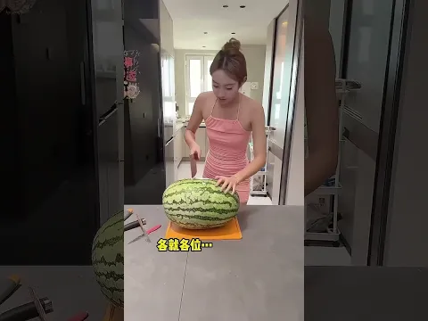 整蛊大失败！闺蜜把炸弹西瓜变回原型！！#funny #美女搞笑#整蛊 #恶搞