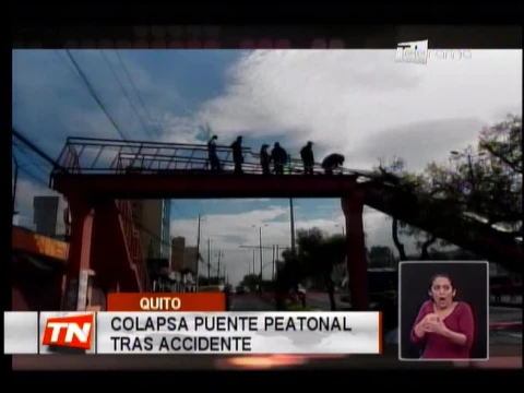 Colapsa puente peatonal tras accidente