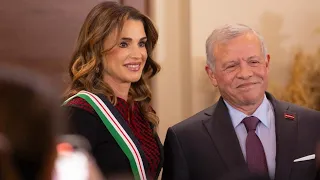 جلالة الملك عبدالله الثاني يقلد جلالة الملكة رانيا العبدالله وسام النهضة المرصع 