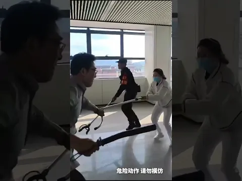 平时温文尔雅的医生，防暴演练扮演“暴徒”时全情投入，一秒入戏。#熱門 #中国
