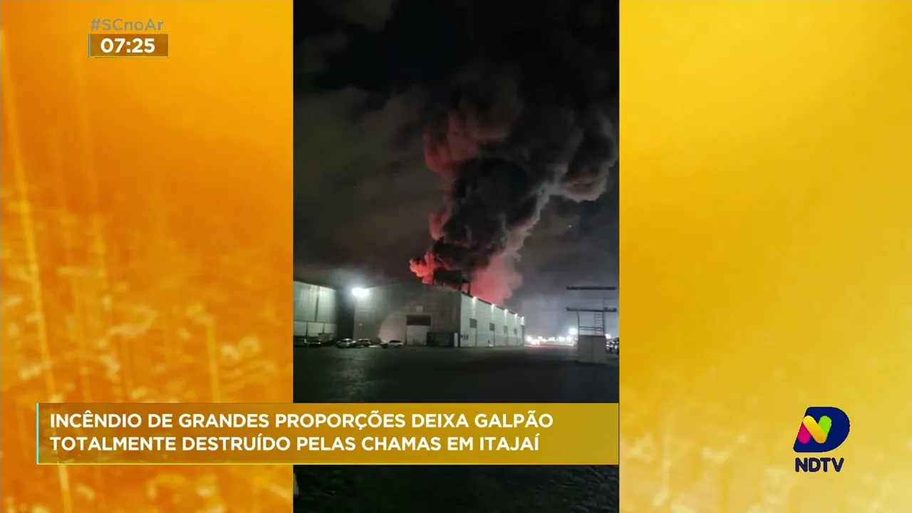 Incêndio de grandes proporções atingiu um galpão em Itajaí, neste fim de semana