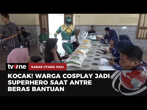 Tampil Beda, Seorang Pria Datang untuk Antre Beras dengan Penampilan Unik!