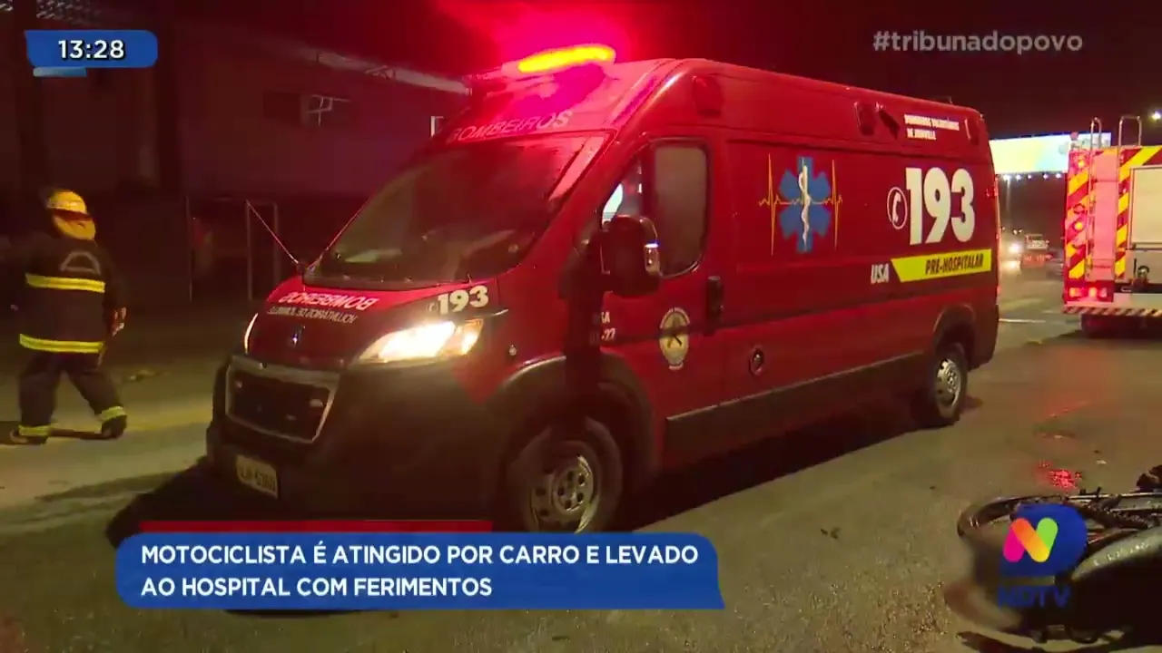 Motociclista é atingido por carro e levado ao hospital com ferimentos
