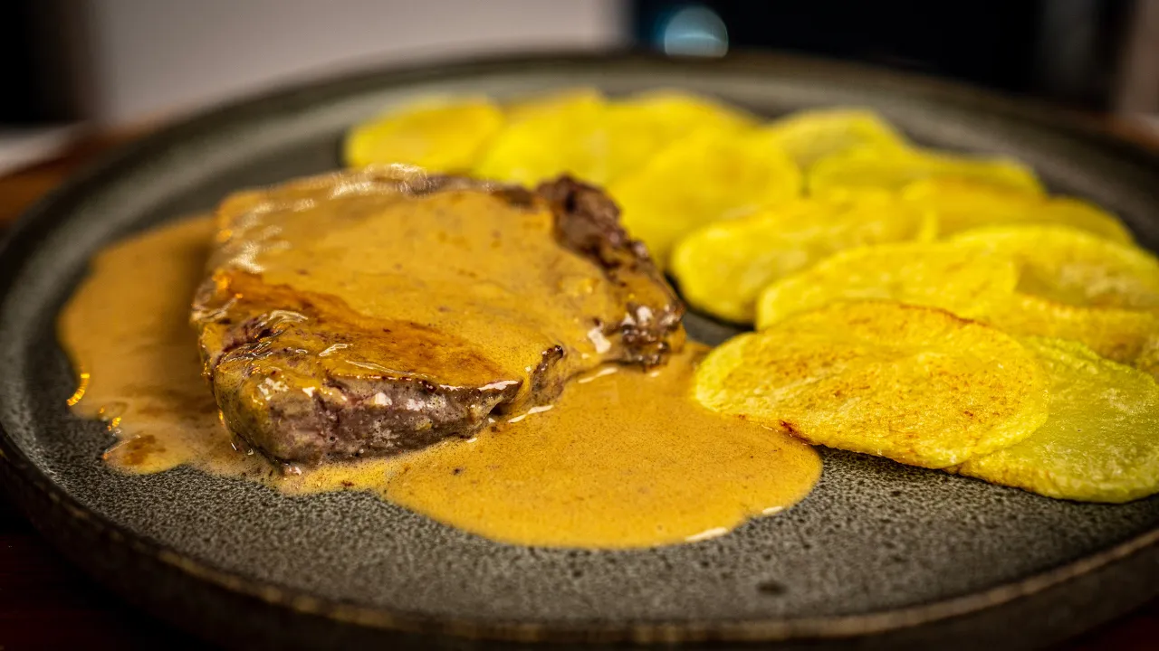 Que tal um Bife com molho roquefort ?... Só para os amantes de queijo ;)...