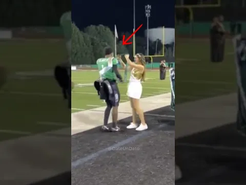 Fue nombrado rey del baile y luego hace algo que nadie esperaba. 👑🏈