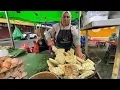 Jumbo gebakken noedels! Deze moeder kookt een pan vol noedels langs de kant van de weg!